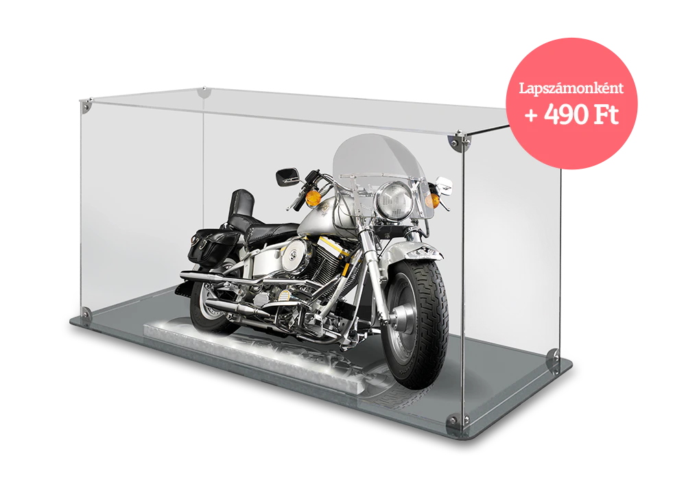 Obraz szarego motocykla Harley-Davidson Fat Boy w przezroczystej gablocie ekspozycyjnej. Ikona na obrazie zawiera tekst: „+ 5 zł za numer”.