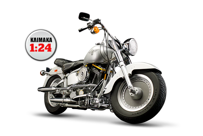Obraz szarego motocykla Harley-Davidson Fat Boy. Ikona na obrazie zawiera tekst: „SKALA 1/24”.