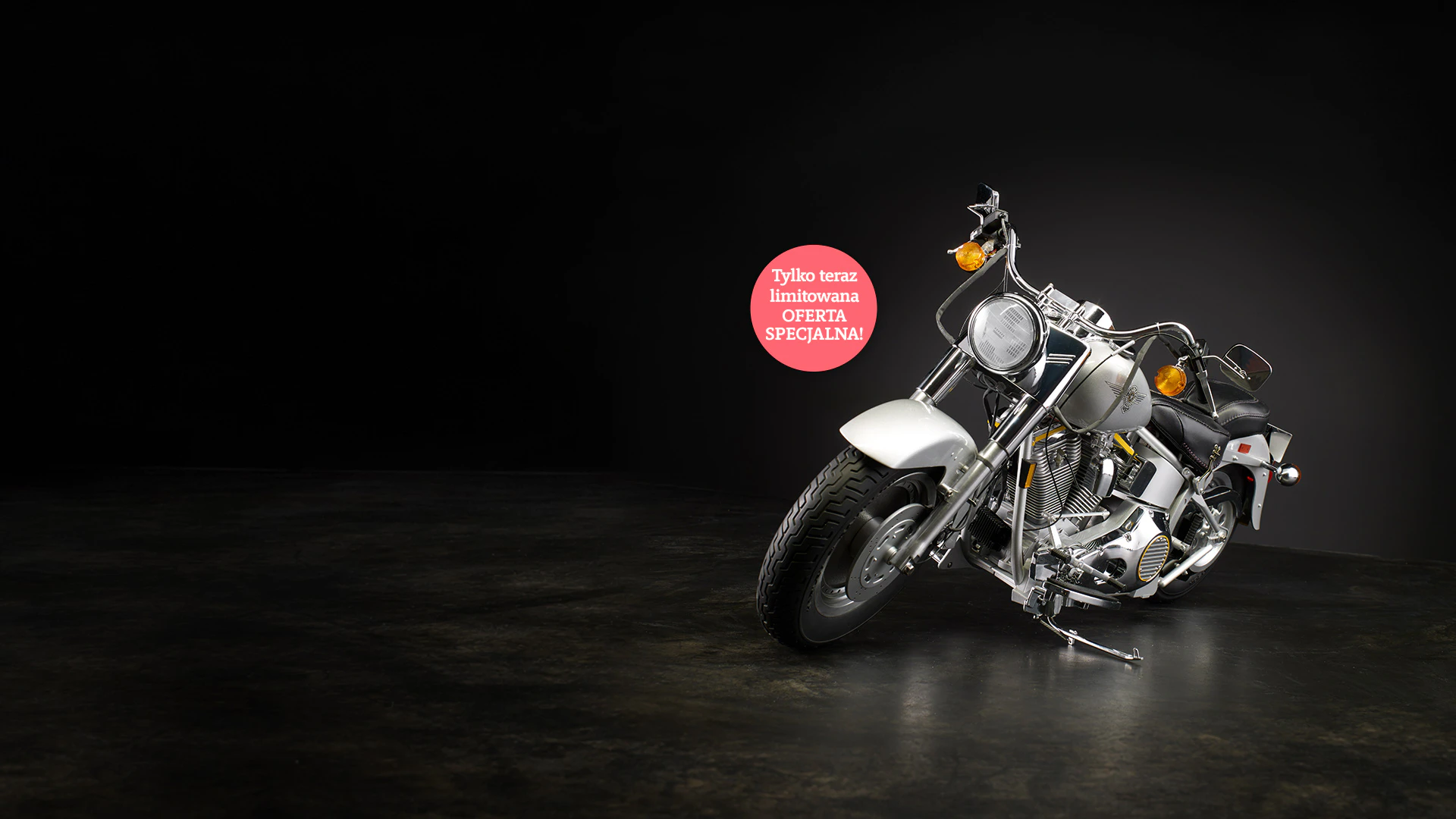 Obraz motocykla Harley-Davidson Fat Boy na betonowym tle.