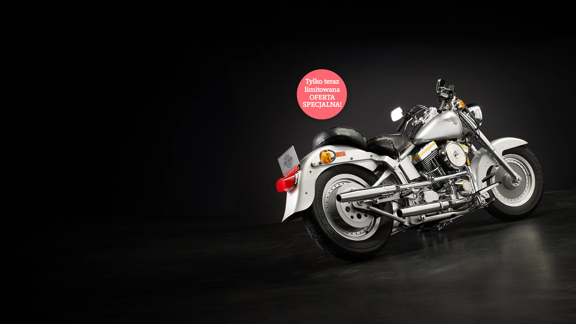 Obraz motocykla Harley-Davidson Fat Boy na betonowym tle.