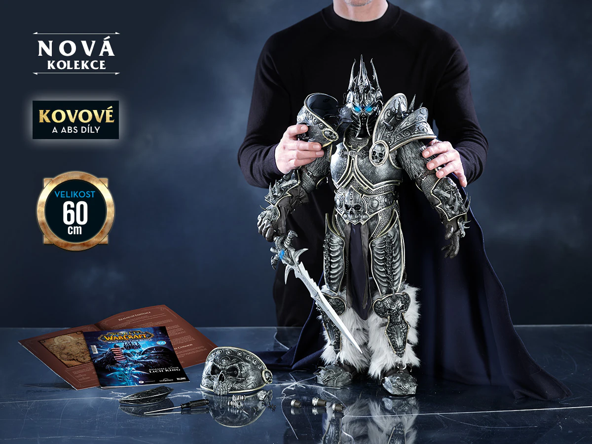Obrázek modelu Lich King vedle stojícího muže. Na modelu jsou cedule s nápisy „Nová kolekce“, „Kovové a ABS díly“ a „VELIKOST 60 CM“.