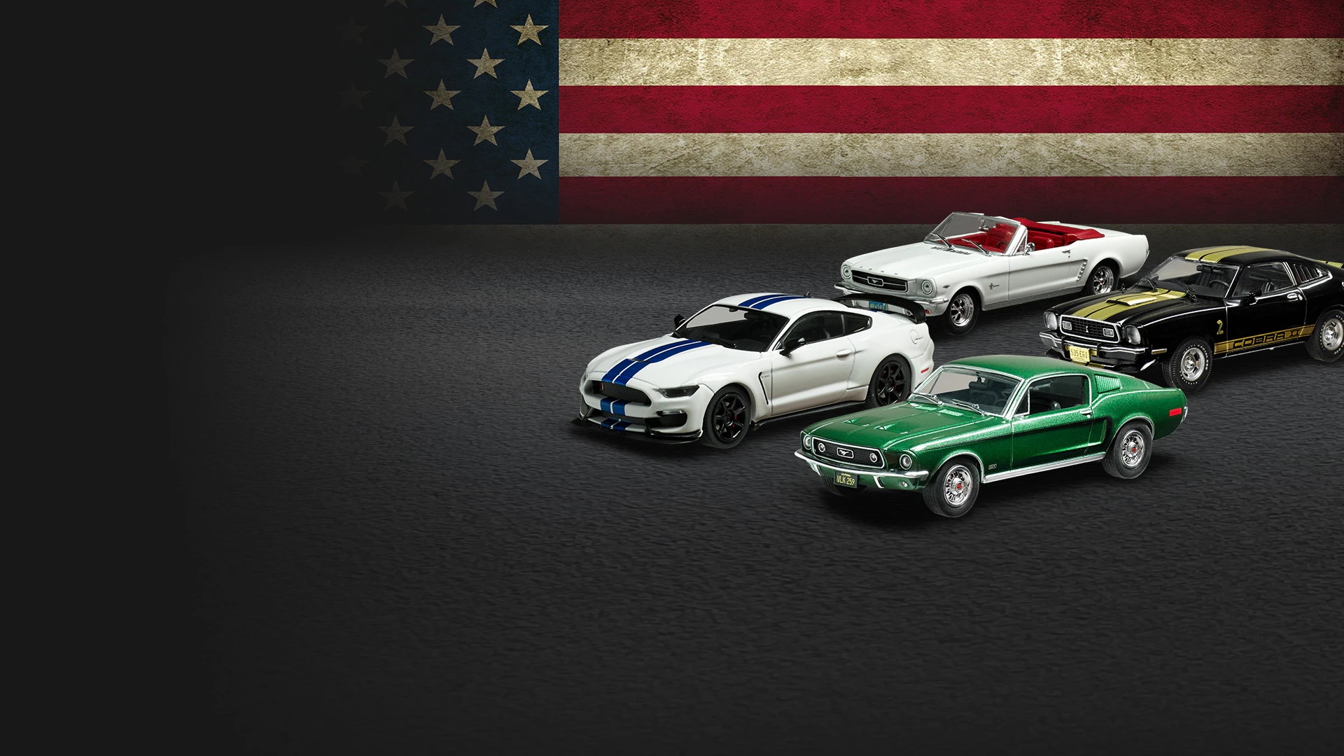 Immagine di quattro Mustang su sfondo grigio con bandiera degli Stati Uniti. L’immagine include il testo promozionale: “I primi due modelli 2,99 €