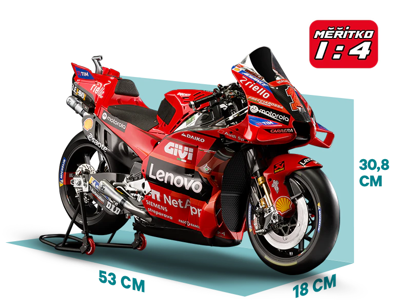 Obrázek červené motorky Ducati s rozměry: délka 53 cm, šířka 18 cm, výška 30,8 cm. Ikona na obrázku obsahuje nápis „MĚŘÍTKO 1/4”.ucati motorcycle with dimensions: length 53 cm, width 18 cm, height 30,8 cm. An icon on the image reads "SCALE 1/4".