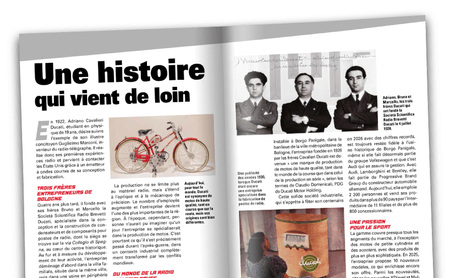 Image d’un magazine ouvert vue de loin.